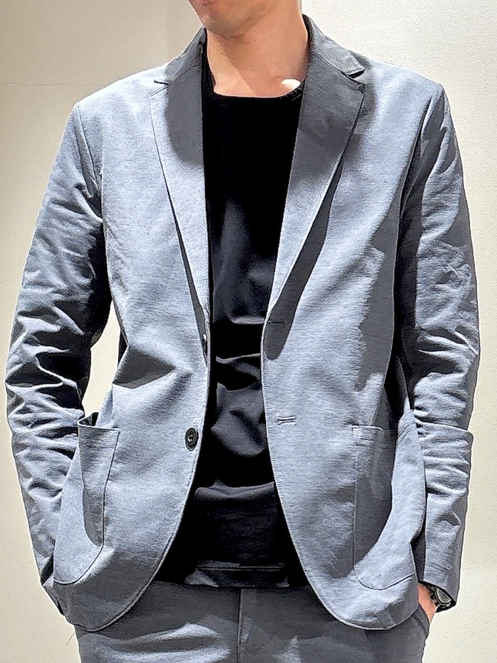 グレー系のセットアップ、グレー系のテーラードジャケット、ブラック系のTシャツ/カットソーを着用したメンズの春コーディネートの4枚目の写真