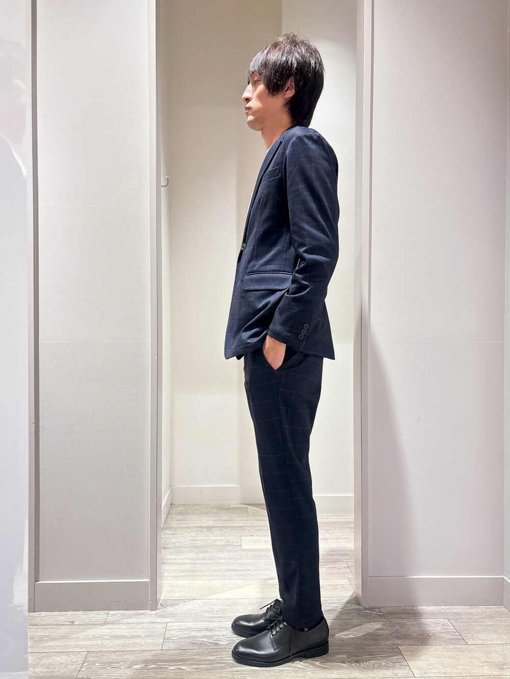 ホワイト系のニット/セーター、ブルー系のセットアップ、ブルー系のテーラードジャケットを着用したメンズの秋コーディネートの3枚目の写真