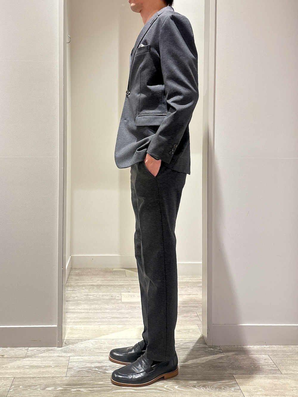 グレー系のテーラードジャケット、グレー系のTシャツ/カットソー、グレー系のスラックスを着用したメンズの春コーディネートの2枚目の写真