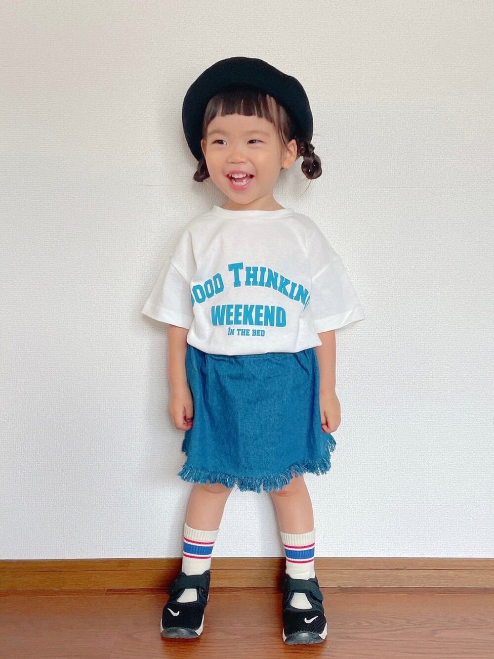 「ロゴT、デニムスカート、ベレー帽、ラインソックス、エアリフト、シンフルコーデ、プチプラ、キッズコーデ、夏だ！Tシャツ着よう！、夏セールで買いました、夏コーデ」｜「＆yamのUSAコットン アーチロゴプリント半袖Tシャツ（Tシャツ/カットソー、ホワイト系）」を使った、YuAchiさん（キッズ・90cm）の夏コーディネートの2枚目の写真