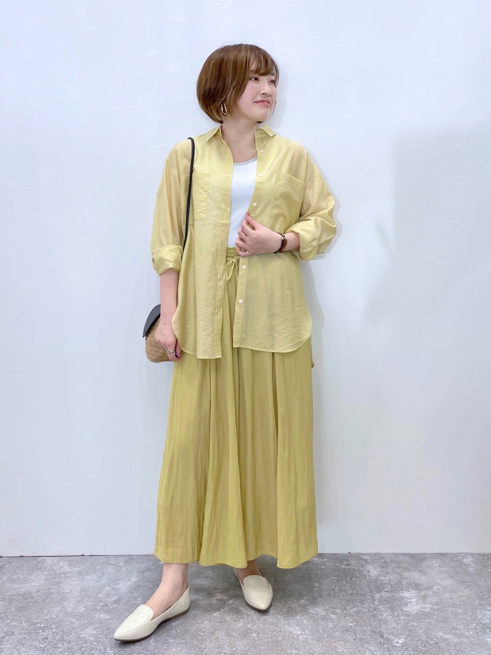 「ワントーンコーデ、イエロー、休日スタイル、スリッポン、サテンパンツ、春コーデ、シアーシャツ、グローバルワーク(GLOBAL WORK)」｜「GLOBAL WORKのシアーレギュラーカラーシャツ/269030（シャツ/ブラウス、イエロー系）」を使った、yasuno.【GLOBALWORK】さん（レディース・162cm）の春コーディネートの3枚目の写真