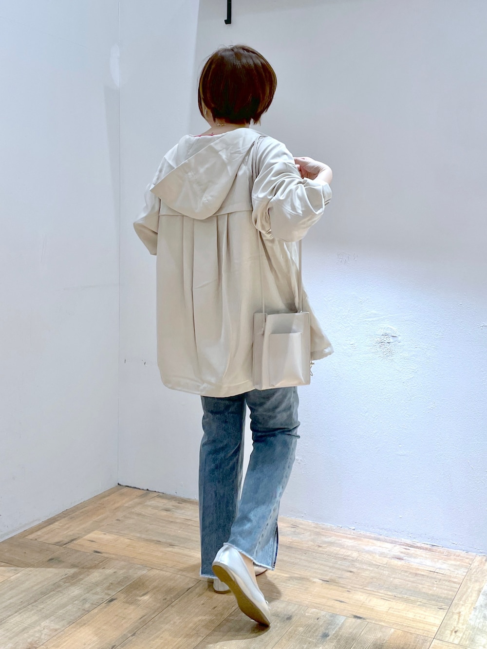 シルバー系のバレエシューズ、ブルー系のデニムパンツ、ベージュ系のTシャツ/カットソーを着用したレディースの春コーディネートの3枚目の写真