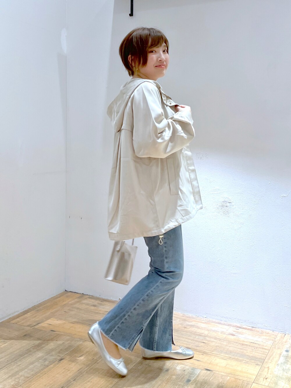 シルバー系のバレエシューズ、ブルー系のデニムパンツ、ベージュ系のTシャツ/カットソーを着用したレディースの春コーディネートの2枚目の写真