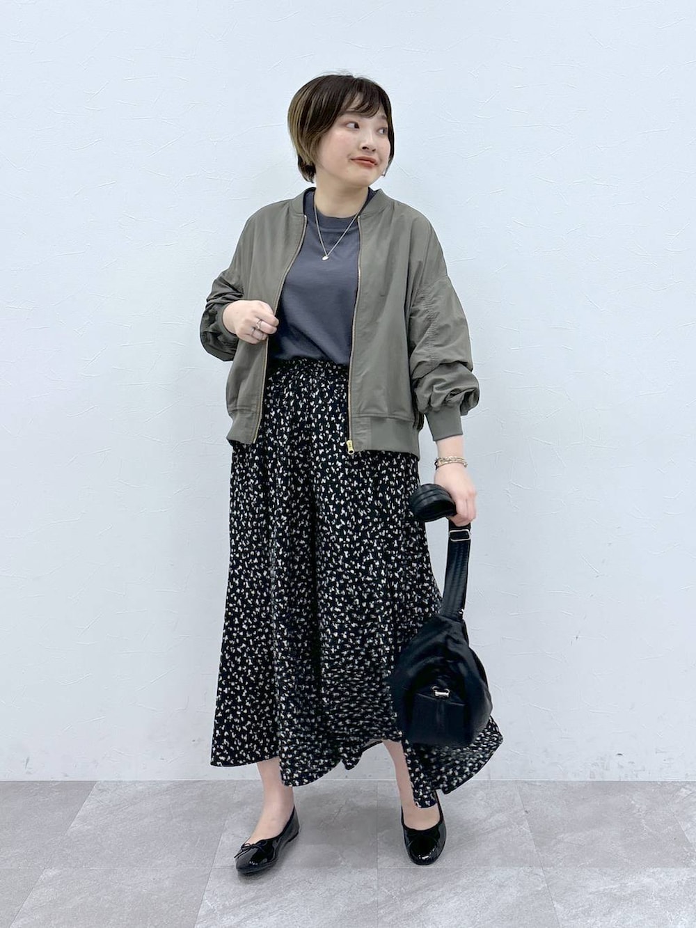 「体型カバー、リラックス、ゆったり、MA-1、ワイドパンツ、楽ちんコーデ、着痩せ・細見え、ドットエスティ秋コーデ」|「GLOBAL WORK Smile Seed Storeの撥水UV/MA-1/131064(MA-1、グリーン系)」を使った、yasuno.【GLOBALWORK】さん(レディース・162cm)の秋コーディネートの2枚目の写真