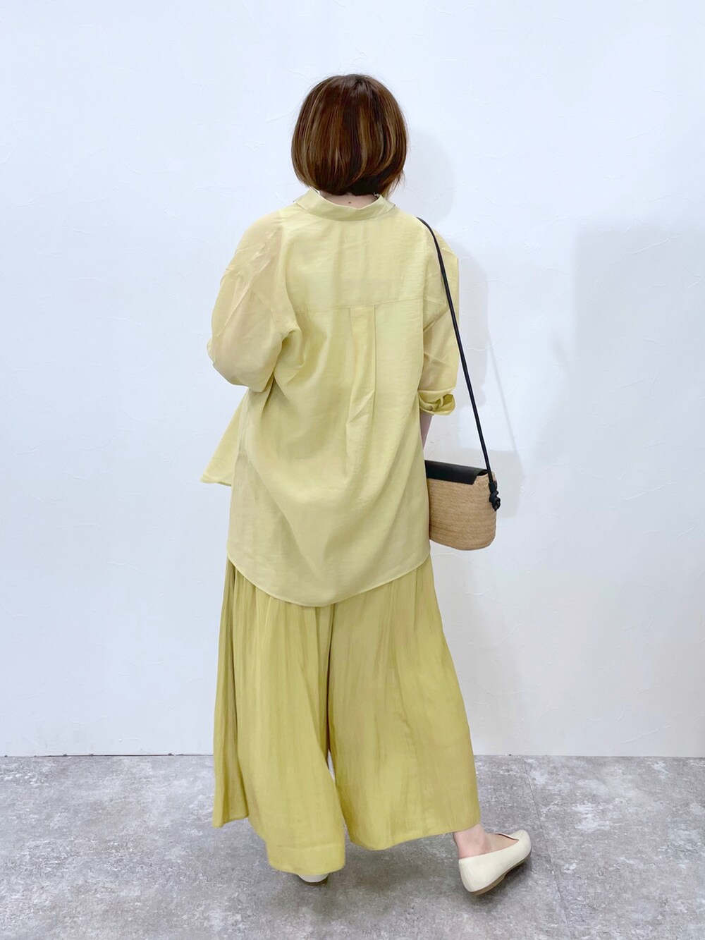 「ワントーンコーデ、イエロー、休日スタイル、スリッポン、サテンパンツ、春コーデ、シアーシャツ、グローバルワーク(GLOBAL WORK)」｜「GLOBAL WORKのシアーレギュラーカラーシャツ/269030（シャツ/ブラウス、イエロー系）」を使った、yasuno.【GLOBALWORK】さん（レディース・162cm）の春コーディネートの4枚目の写真