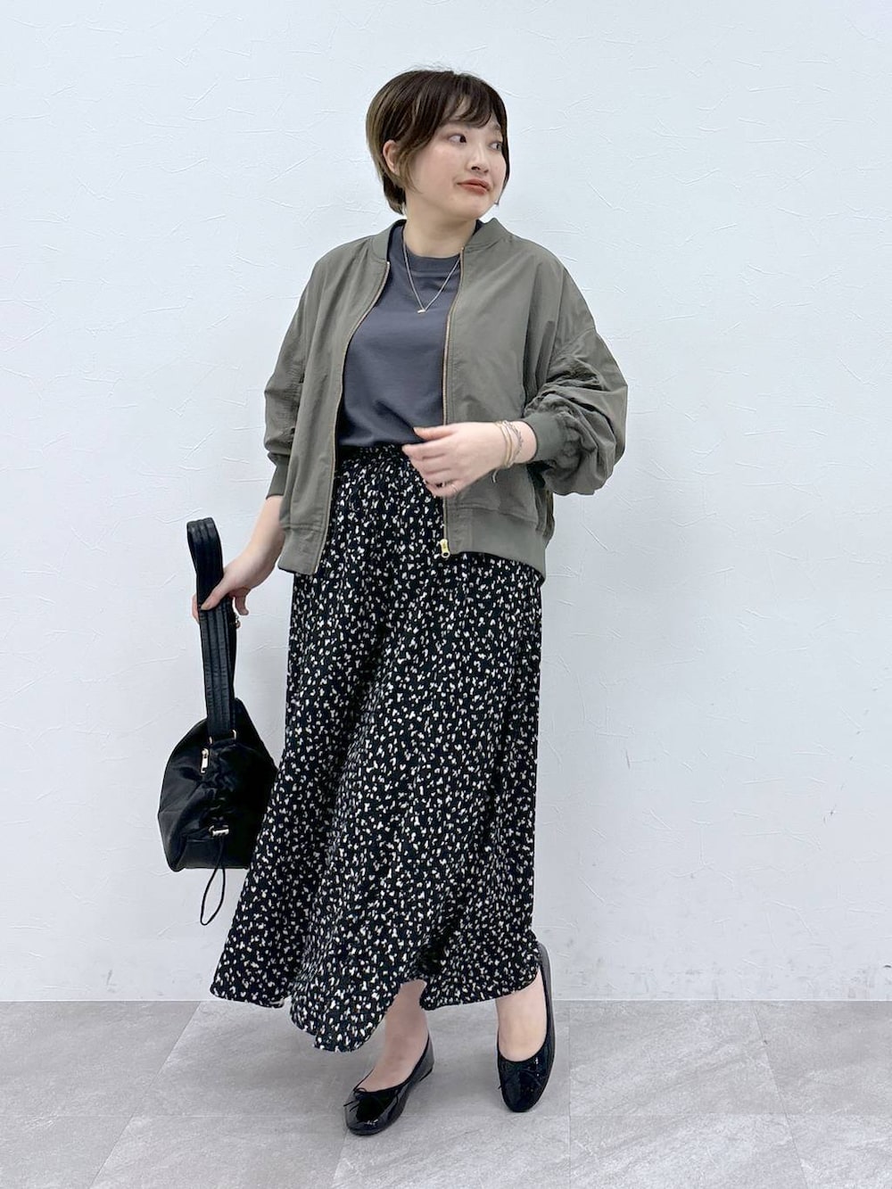 「体型カバー、リラックス、ゆったり、MA-1、ワイドパンツ、楽ちんコーデ、着痩せ・細見え、ドットエスティ秋コーデ」|「GLOBAL WORK Smile Seed Storeの撥水UV/MA-1/131064(MA-1、グリーン系)」を使った、yasuno.【GLOBALWORK】さん(レディース・162cm)の秋コーディネートの4枚目の写真