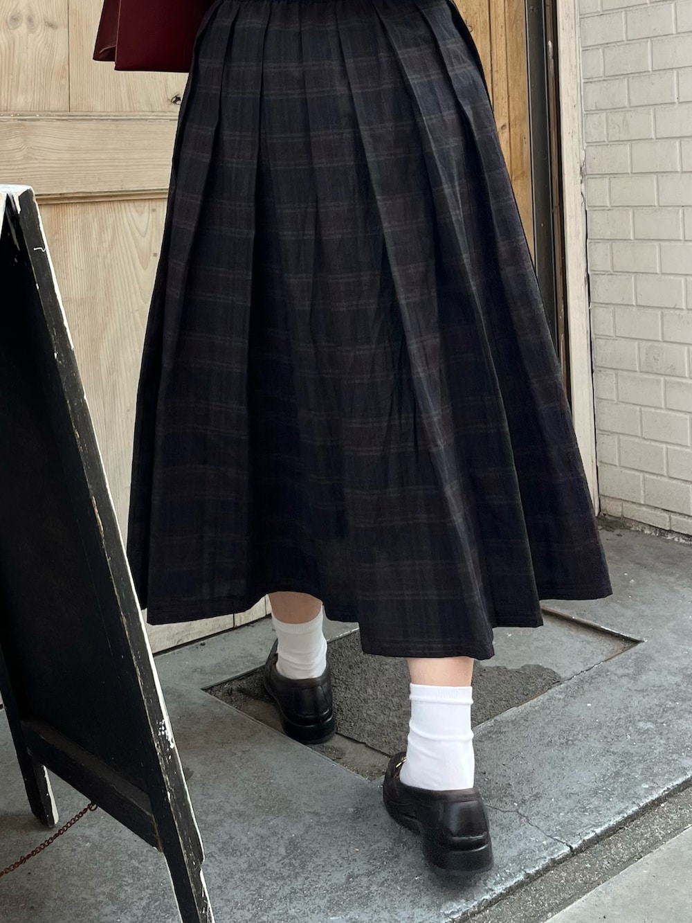 ブラック系のローファー、レッド系のショルダーバッグ、レッド系のカーディガン/ボレロを着用したレディースの春コーディネートの4枚目の写真