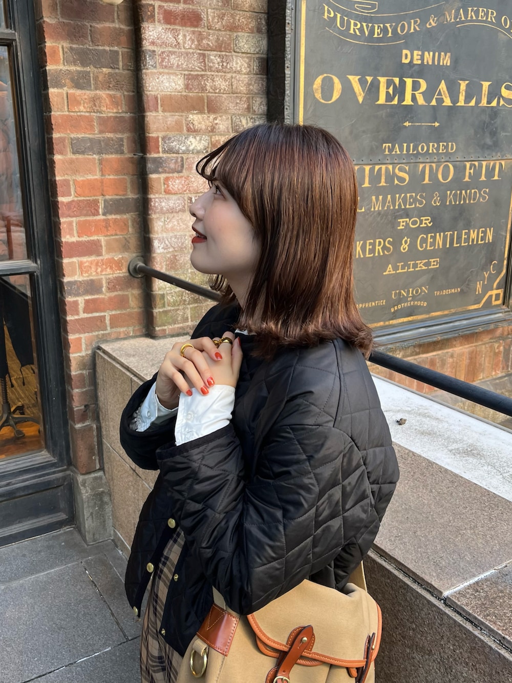 ブラウン系のパンツ、ブラック系のローファー、ブラック系のその他アウターを着用したレディースの冬コーディネートの2枚目の写真
