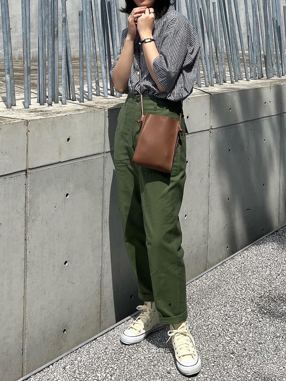 グリーン系のその他パンツ、ベージュ系のスニーカー、イエロー系のハンドバッグを着用したレディースの春コーディネートの3枚目の写真