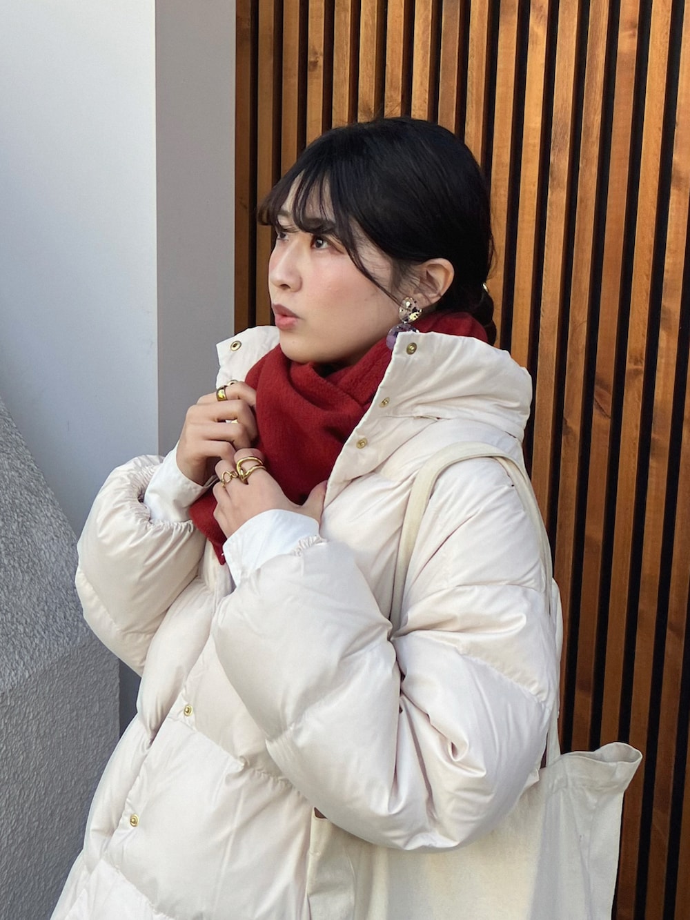 ホワイト系のダウンジャケット/コート、ホワイト系のトートバッグ、グリーン系のスカートを着用したレディースの冬コーディネートの2枚目の写真