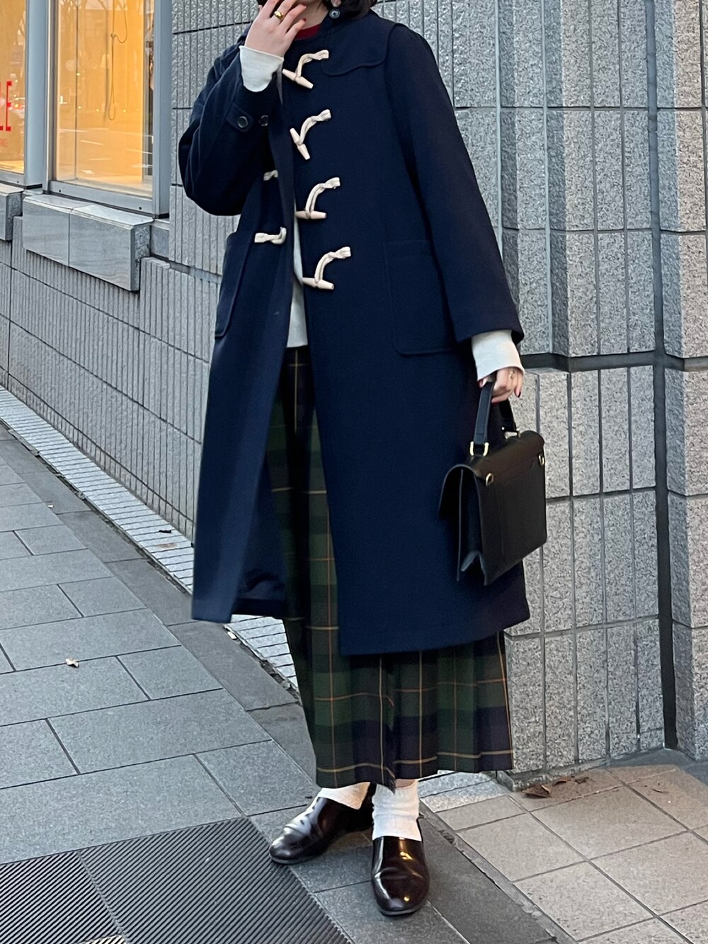 「オトナカジュアル、シンプルスタイル、冬、ダッフルコート、ロングコート、きれいめカジュアル、ゆるコーデ、スカート、チェック、スカートスタイル、レイヤードスタイル、休日スタイル、今日のコーデ、大人コーデ、私の推しブランド」｜「BEAMS BOYのBEAMS BOY / メルトン ロング ダッフルコート（ダッフルコート、ブルー系）」を使った、おはなさん（レディース・168cm）の冬コーディネートの2枚目の写真