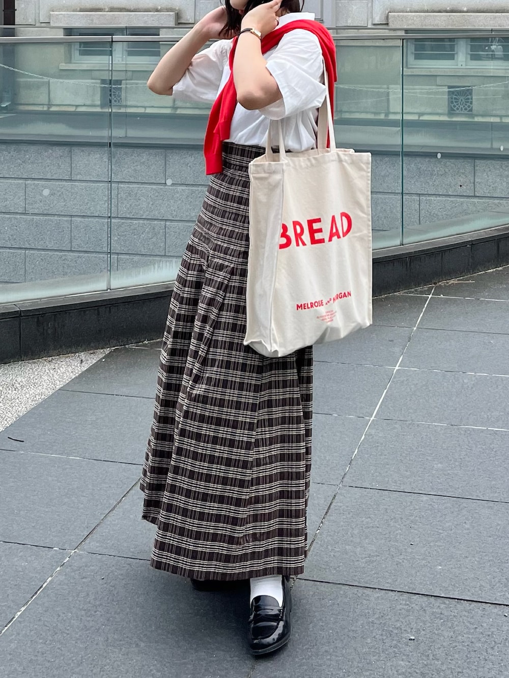 ブラック系のローファー、その他のトートバッグ、ホワイト系のシャツ/ブラウスを着用したレディースの夏コーディネートの2枚目の写真