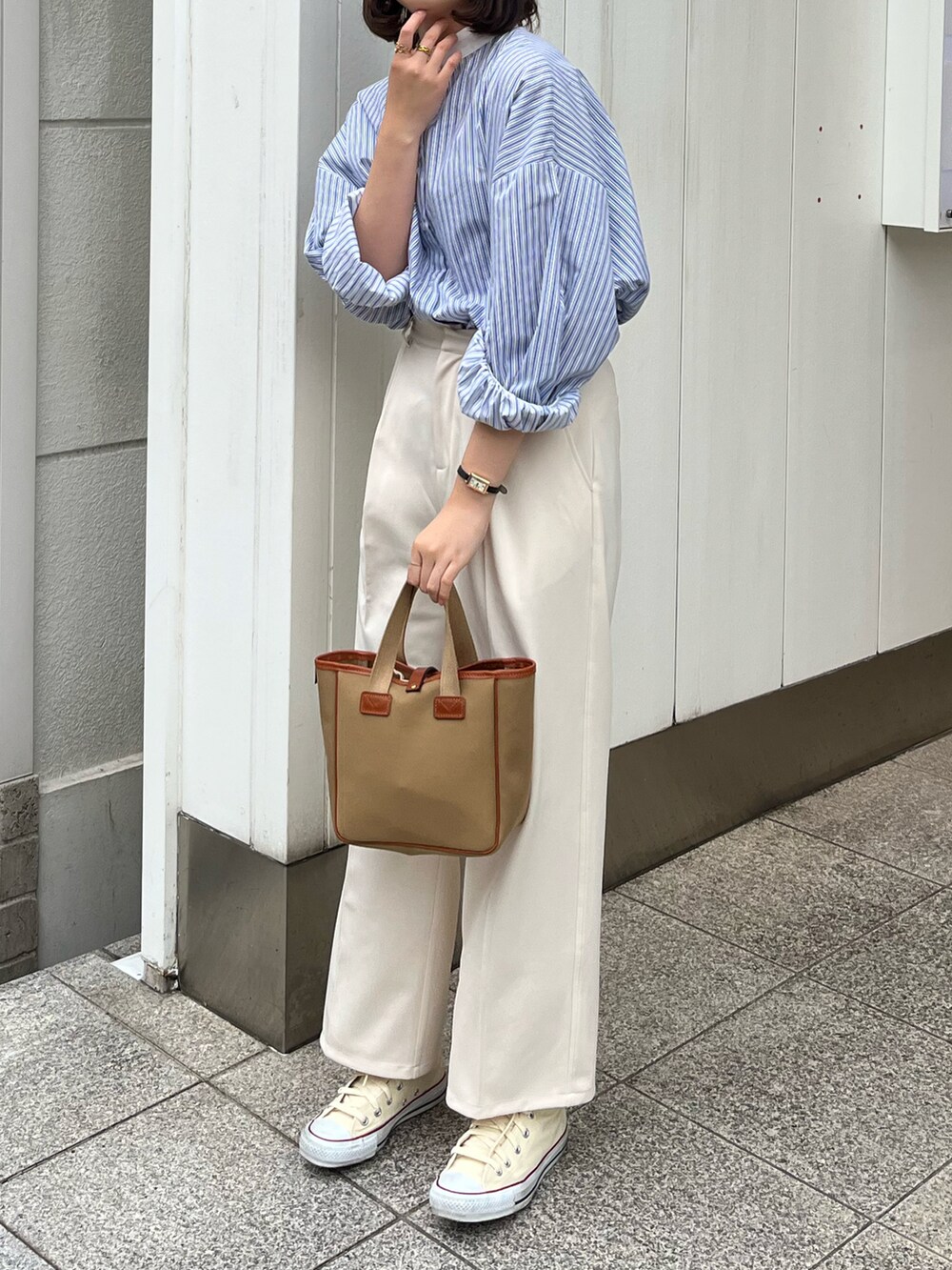 ブルー系のシャツ/ブラウス、グリーン系のトートバッグ、ホワイト系のその他パンツを着用したレディースの春コーディネートの2枚目の写真