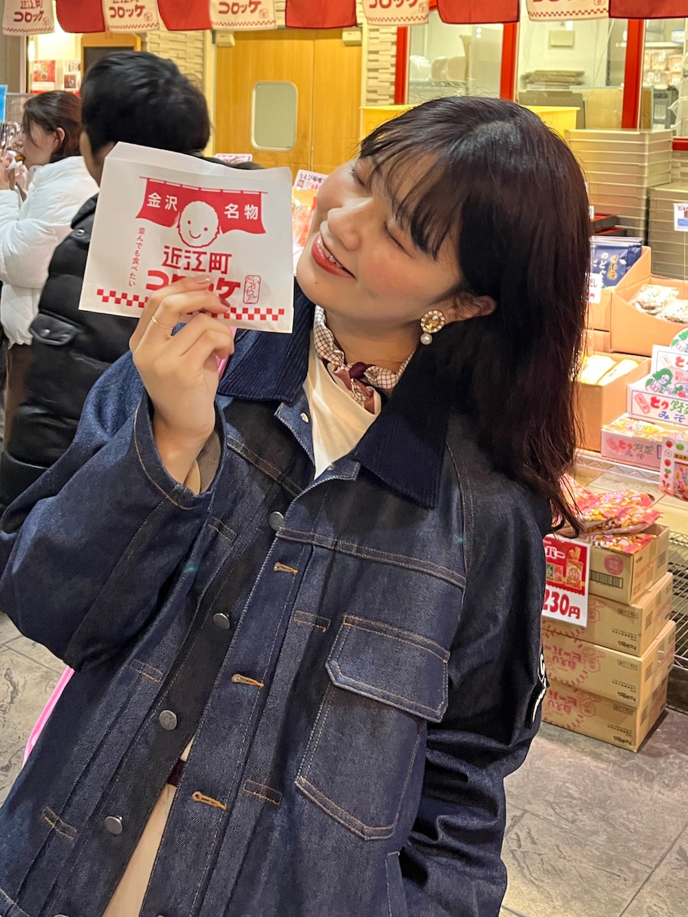 ブラウン系のローファー、ホワイト系のその他パンツ、ホワイト系のTシャツ/カットソーを着用したレディースの冬コーディネートの2枚目の写真