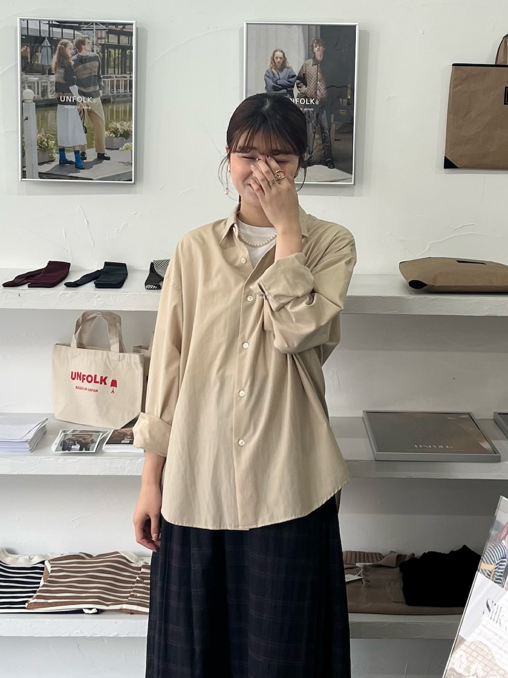 その他のスカート、ブラウン系のローファー、ベージュ系のシャツ/ブラウスを着用したレディースの夏コーディネートの3枚目の写真