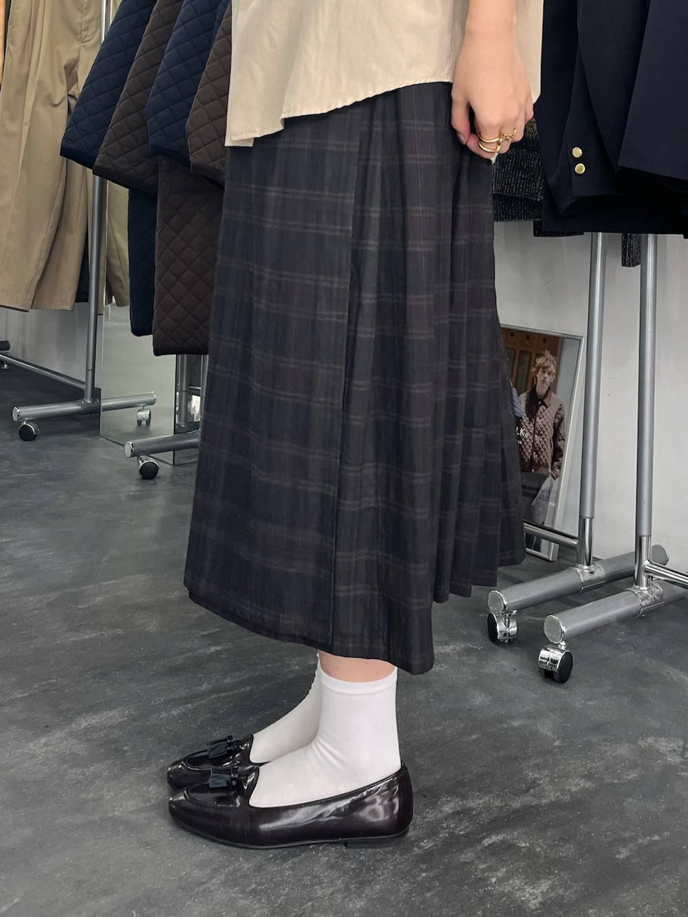 その他のスカート、ブラウン系のローファー、ベージュ系のシャツ/ブラウスを着用したレディースの夏コーディネートの2枚目の写真