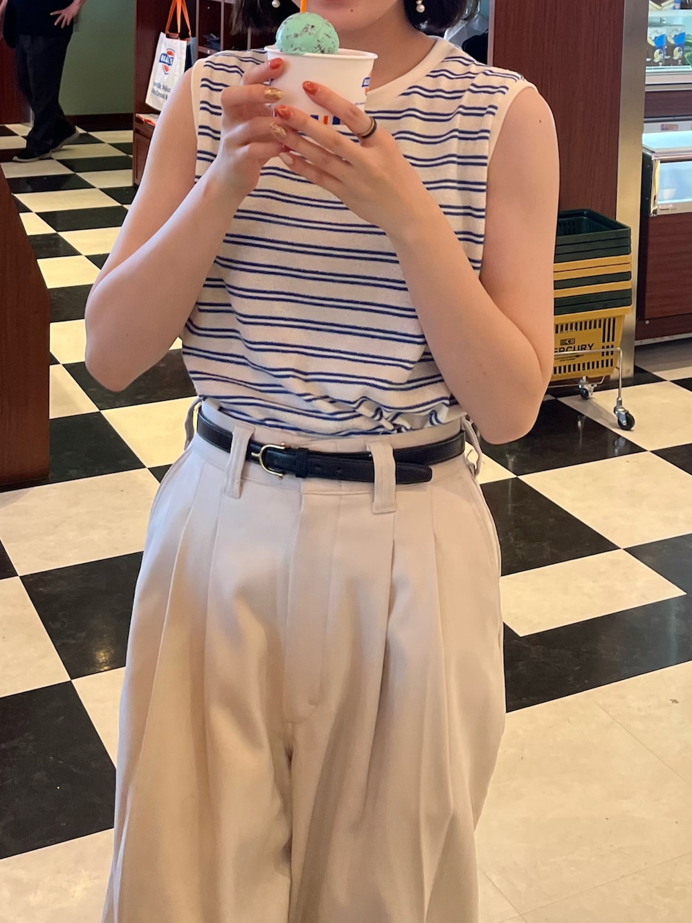 ベージュ系のサンダル、ホワイト系のその他パンツ、ブルー系のタンクトップを着用したレディースの春コーディネートの2枚目の写真