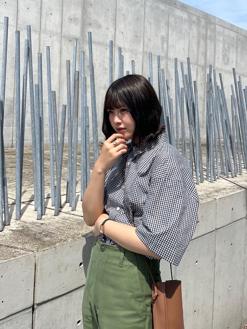 グリーン系のその他パンツ、ベージュ系のスニーカー、イエロー系のハンドバッグを着用したレディースの春コーディネートの4枚目の写真