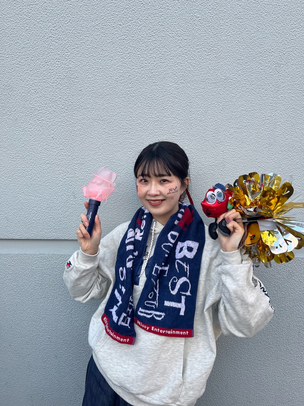 ブルー系のスカート、ブラウン系のドレスシューズを着用したレディースの冬コーディネートの2枚目の写真