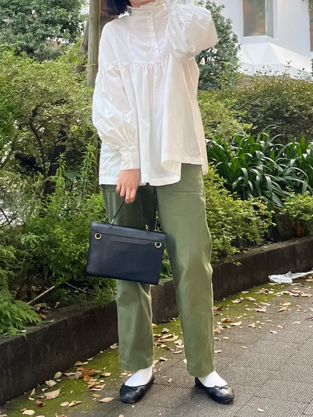 ブラック系のショルダーバッグ、グリーン系のその他パンツ、ブラック系のバレエシューズを着用したレディースの春コーディネートの2枚目の写真