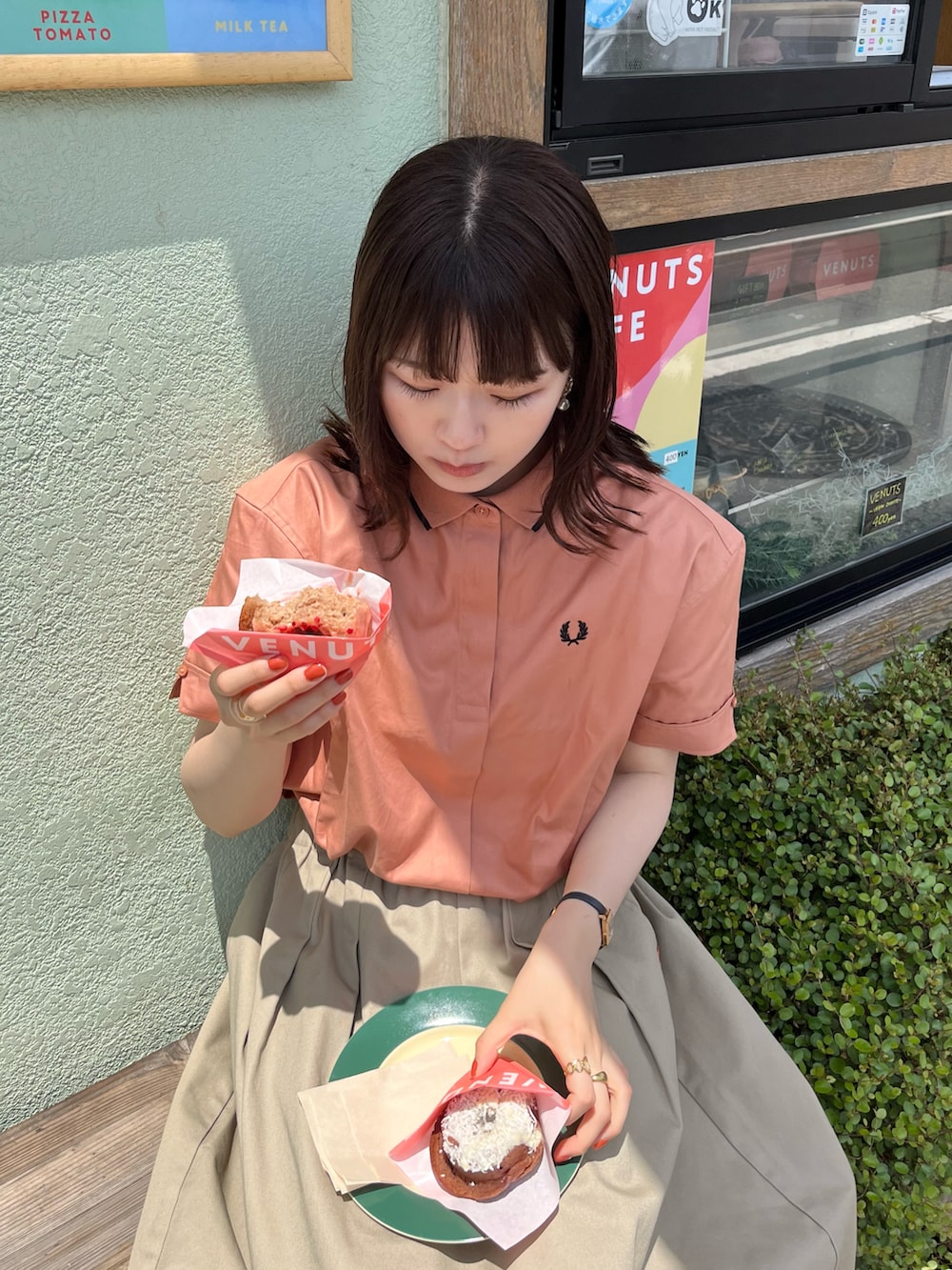 オレンジ系のシャツ/ブラウス、ベージュ系のスカート、ブラウン系のドレスシューズを着用したレディースの夏コーディネートの2枚目の写真