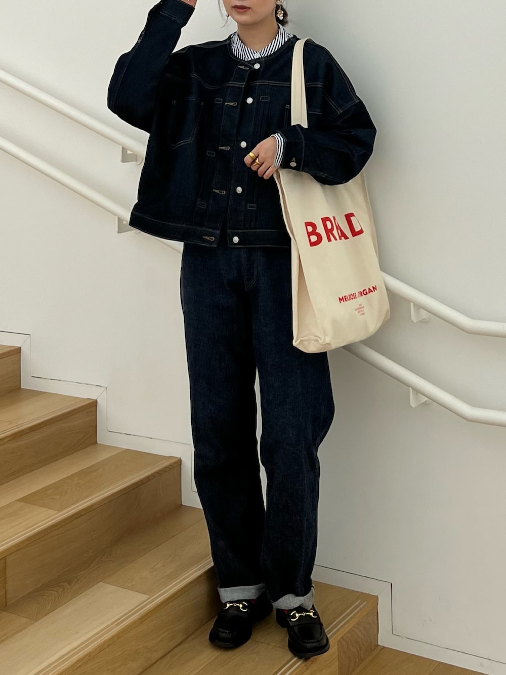 ブルー系のデニムパンツ、その他のトートバッグ、ブルー系のデニムジャケットを着用したレディースの秋コーディネートの2枚目の写真