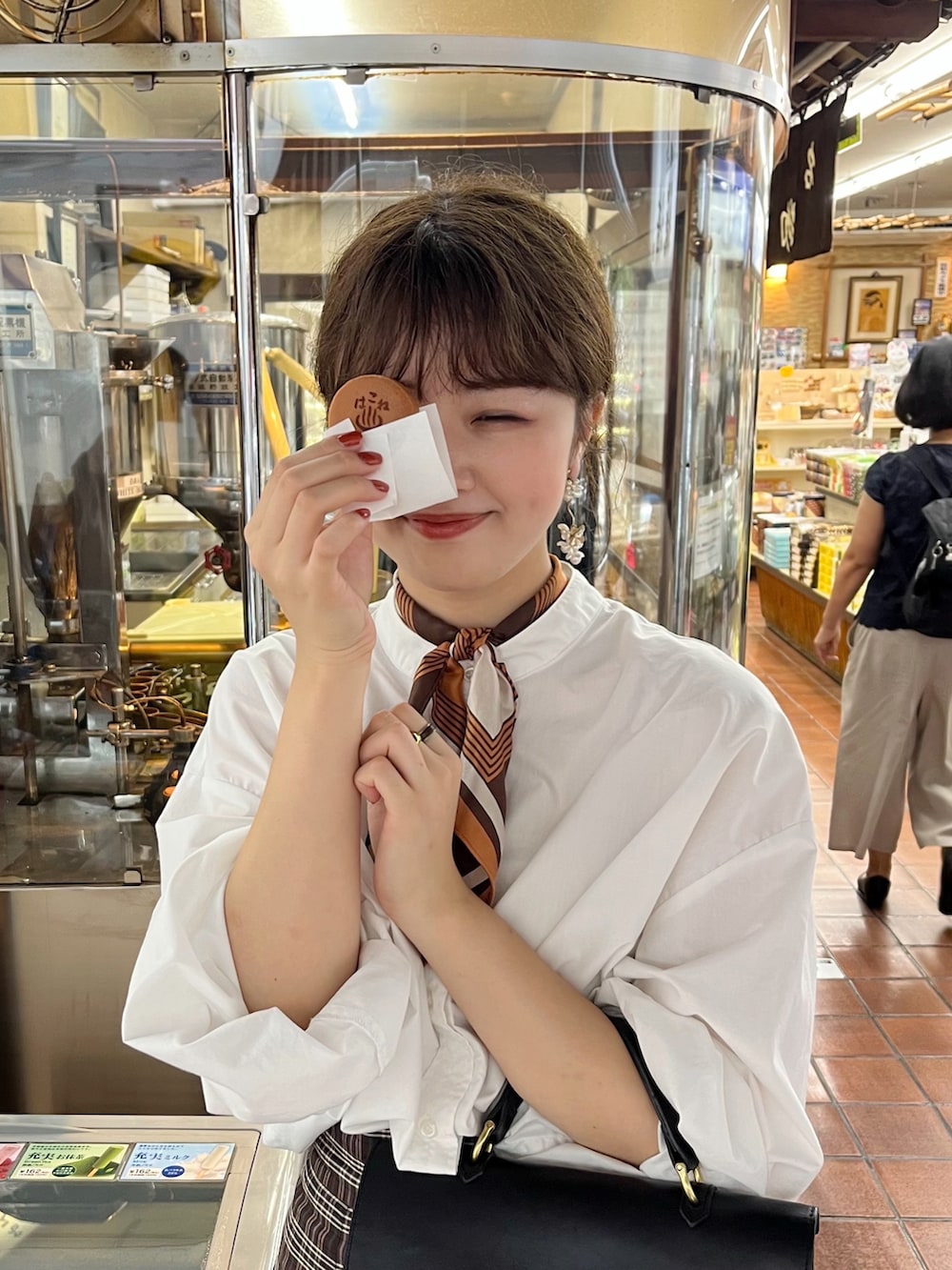 ホワイト系のシャツ/ブラウス、ブラック系のショルダーバッグ、ブラック系のローファーを着用したレディースの秋コーディネートの2枚目の写真