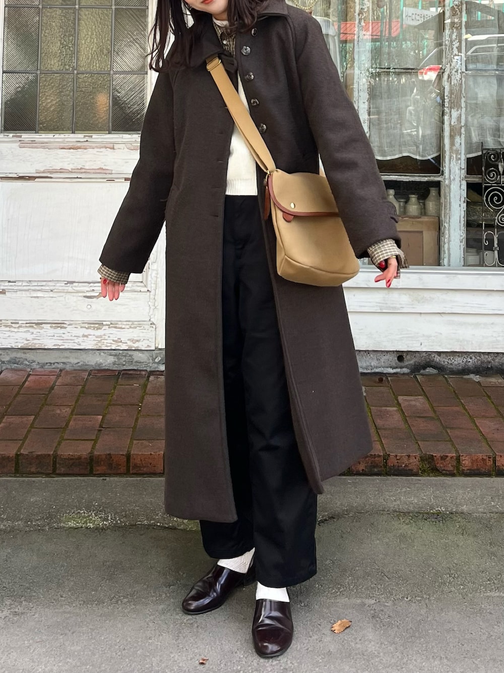 ブラウン系のジャケット/アウター、ベージュ系のショルダーバッグ、ベージュ系のシャツ/ブラウスを着用したレディースの冬コーディネートの2枚目の写真