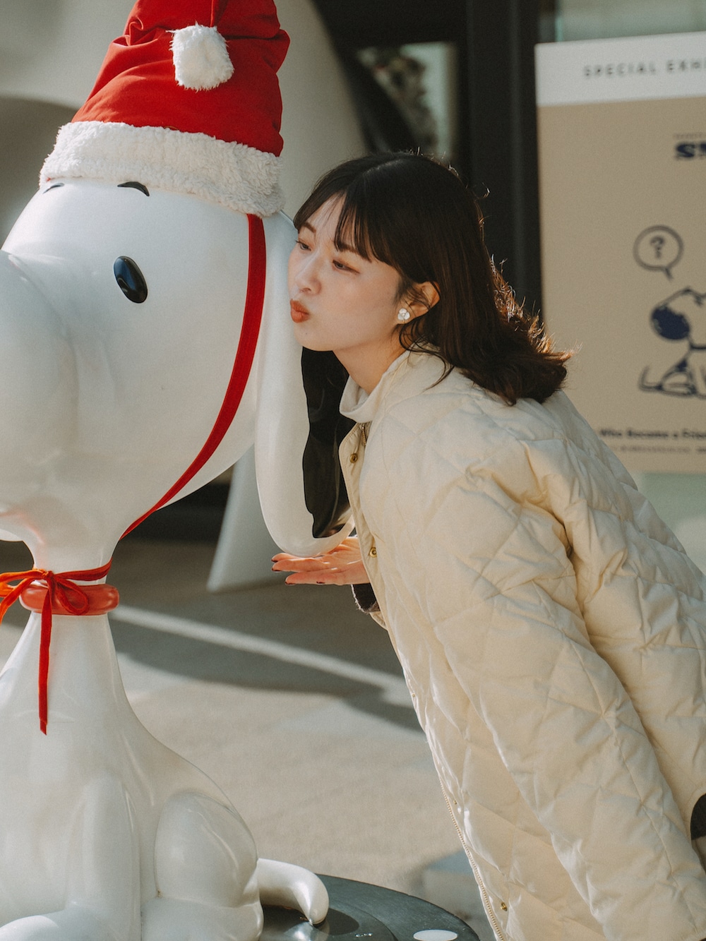 ブラウン系のシューズ、ホワイト系のその他パンツ、グリーン系のトートバッグを着用したレディースの冬コーディネートの2枚目の写真