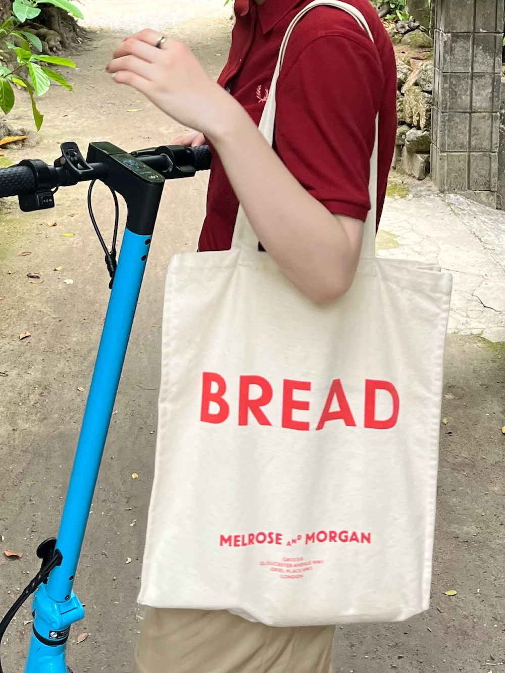 ブラック系のサンダル、その他のトートバッグ、ベージュ系のチノパンツを着用したレディースの春コーディネートの3枚目の写真