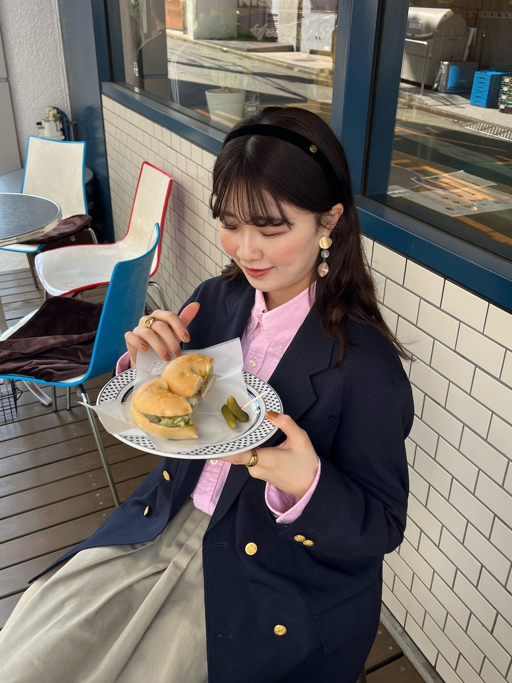 ベージュ系のスカート、ブルー系のテーラードジャケット、ピンク系のシャツ/ブラウスを着用したレディースの春コーディネートの2枚目の写真