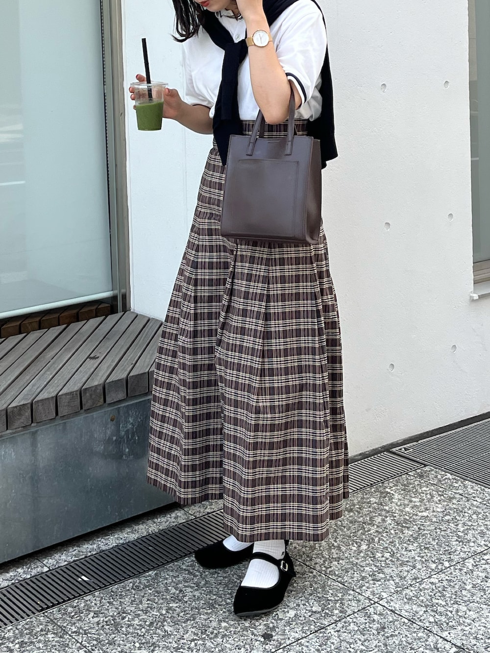 ブラック系のバレエシューズ、ブラウン系のスカート、ブラウン系のショルダーバッグを着用したレディースの夏コーディネートの2枚目の写真