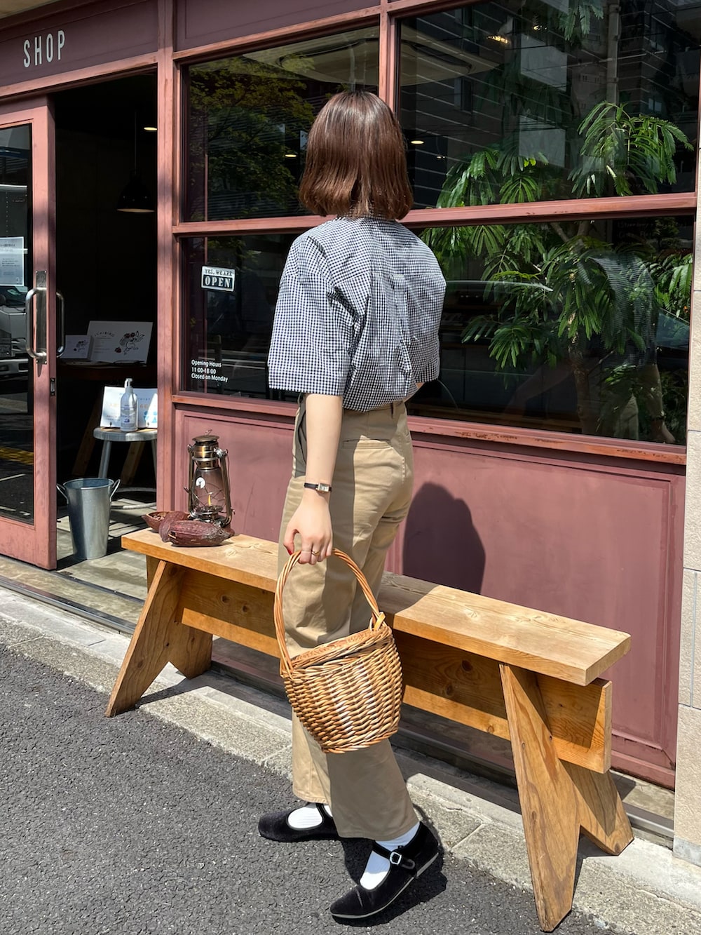 ブラック系のバレエシューズ、ブラック系のチノパンツ、ベージュ系のかごバッグを着用したレディースの春コーディネートの3枚目の写真