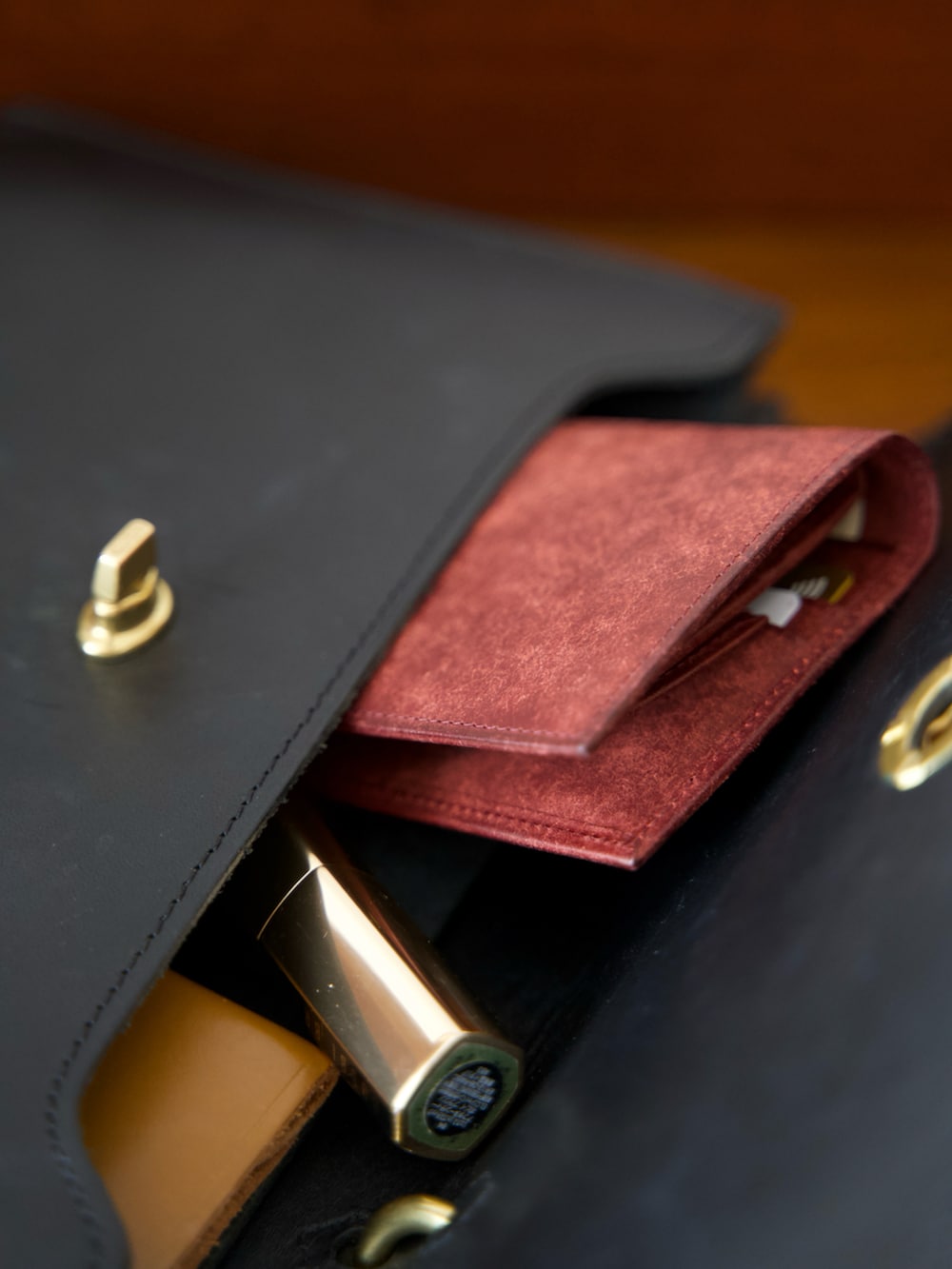 ブラック系のショルダーバッグ、ブラック系のローファー、レッド系のジャケット/アウターを着用したレディースの春コーディネートの2枚目の写真