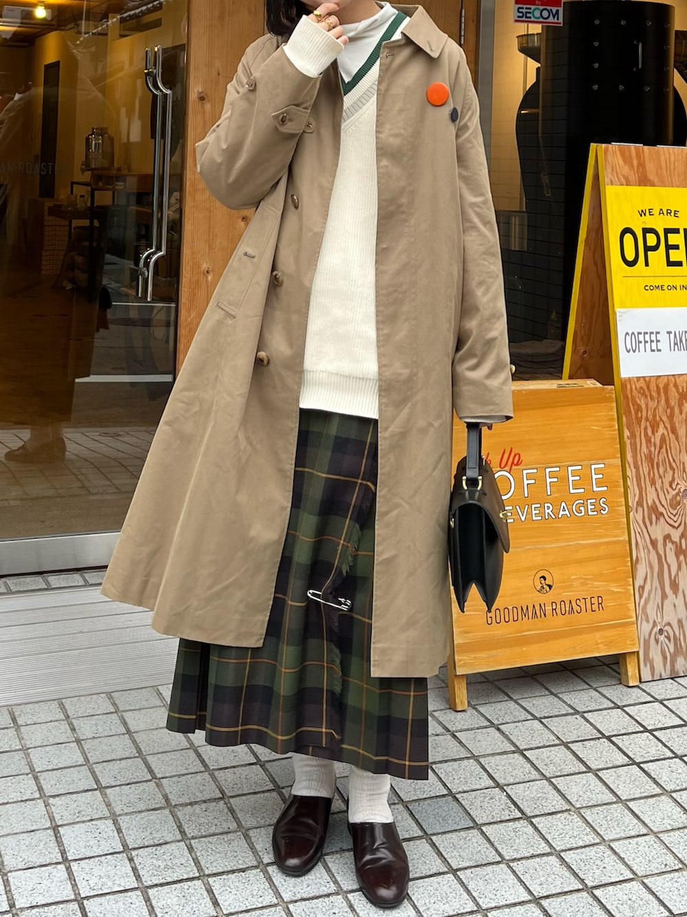 ホワイト系のニット/セーター、ブラック系のショルダーバッグ、グリーン系のスカートを着用したレディースの冬コーディネートの2枚目の写真