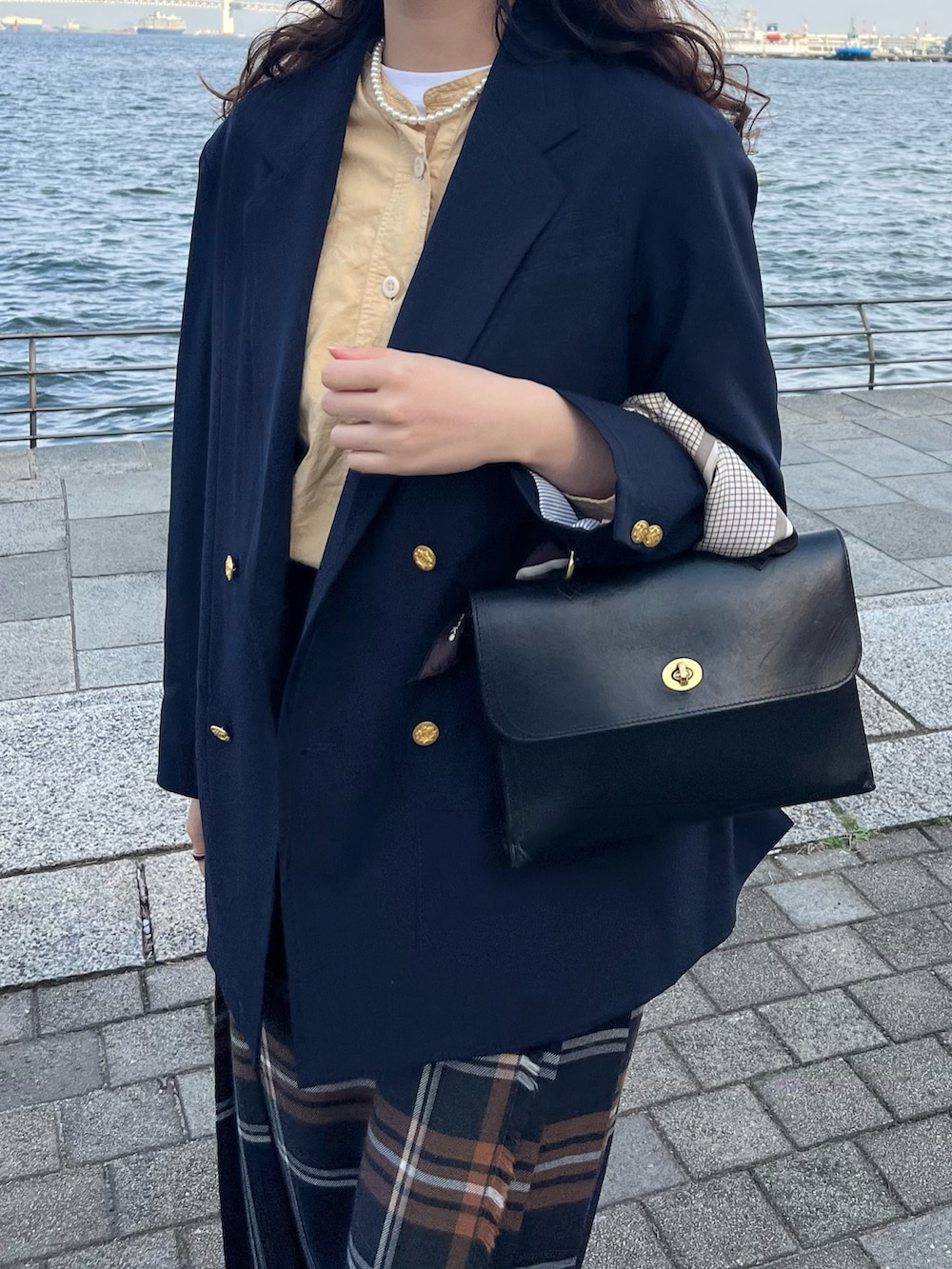 ブルー系のスカート、ブルー系のテーラードジャケット、イエロー系のシャツ/ブラウスを着用したレディースの春コーディネートの2枚目の写真