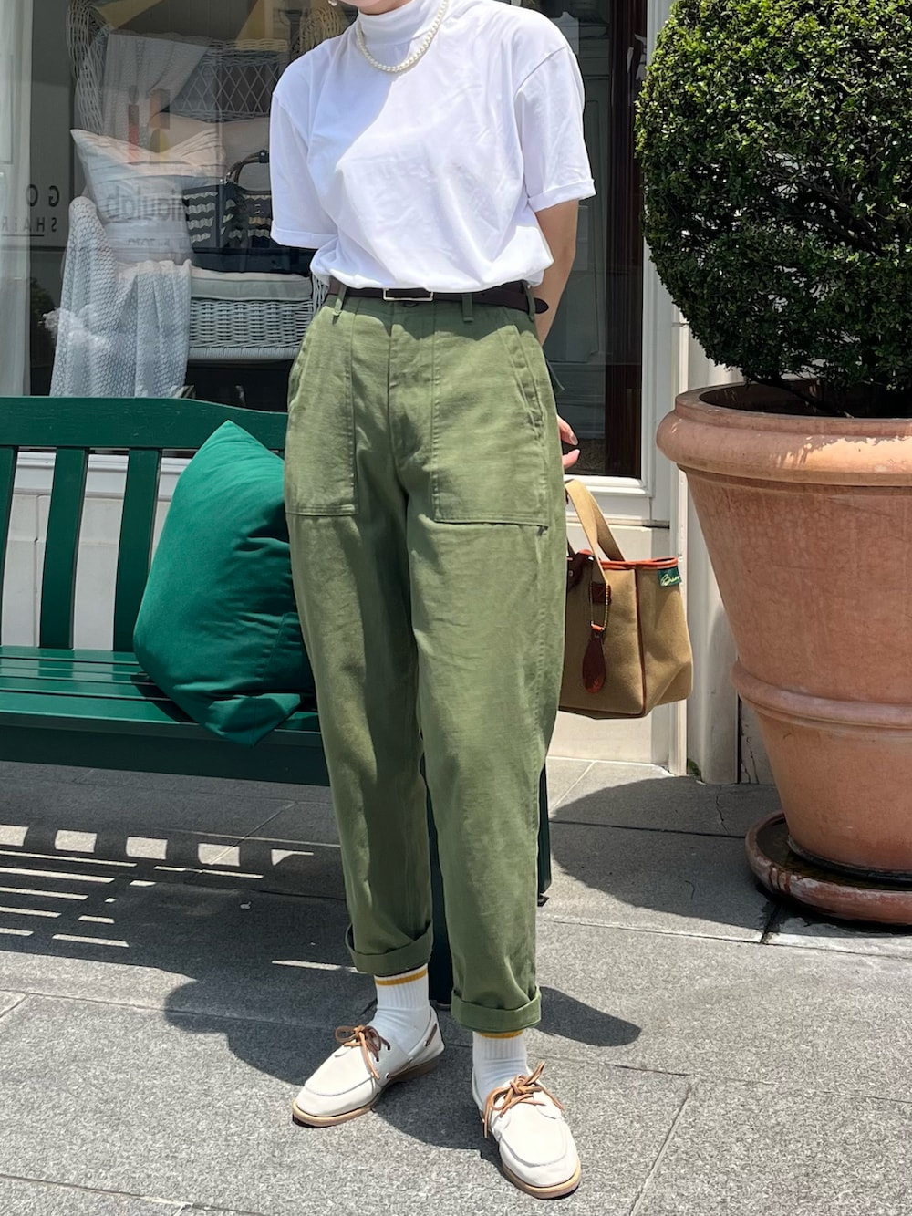 グリーン系のトートバッグ、グリーン系のその他パンツ、ホワイト系のモカシン/デッキシューズを着用したレディースの夏コーディネートの2枚目の写真