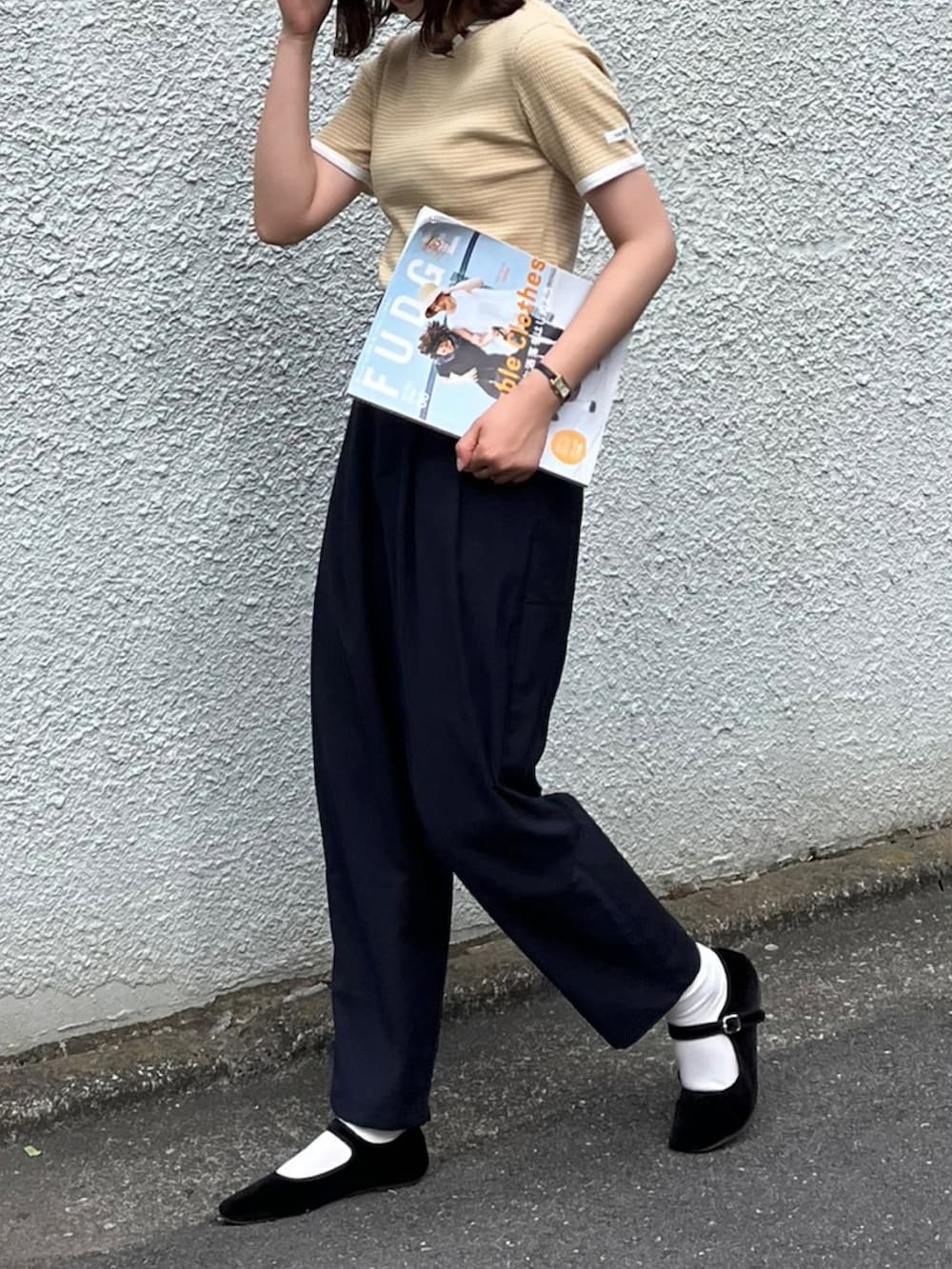 ブラック系のバレエシューズ、ブルー系のスラックス、イエロー系のTシャツ/カットソーを着用したレディースの春コーディネートの2枚目の写真