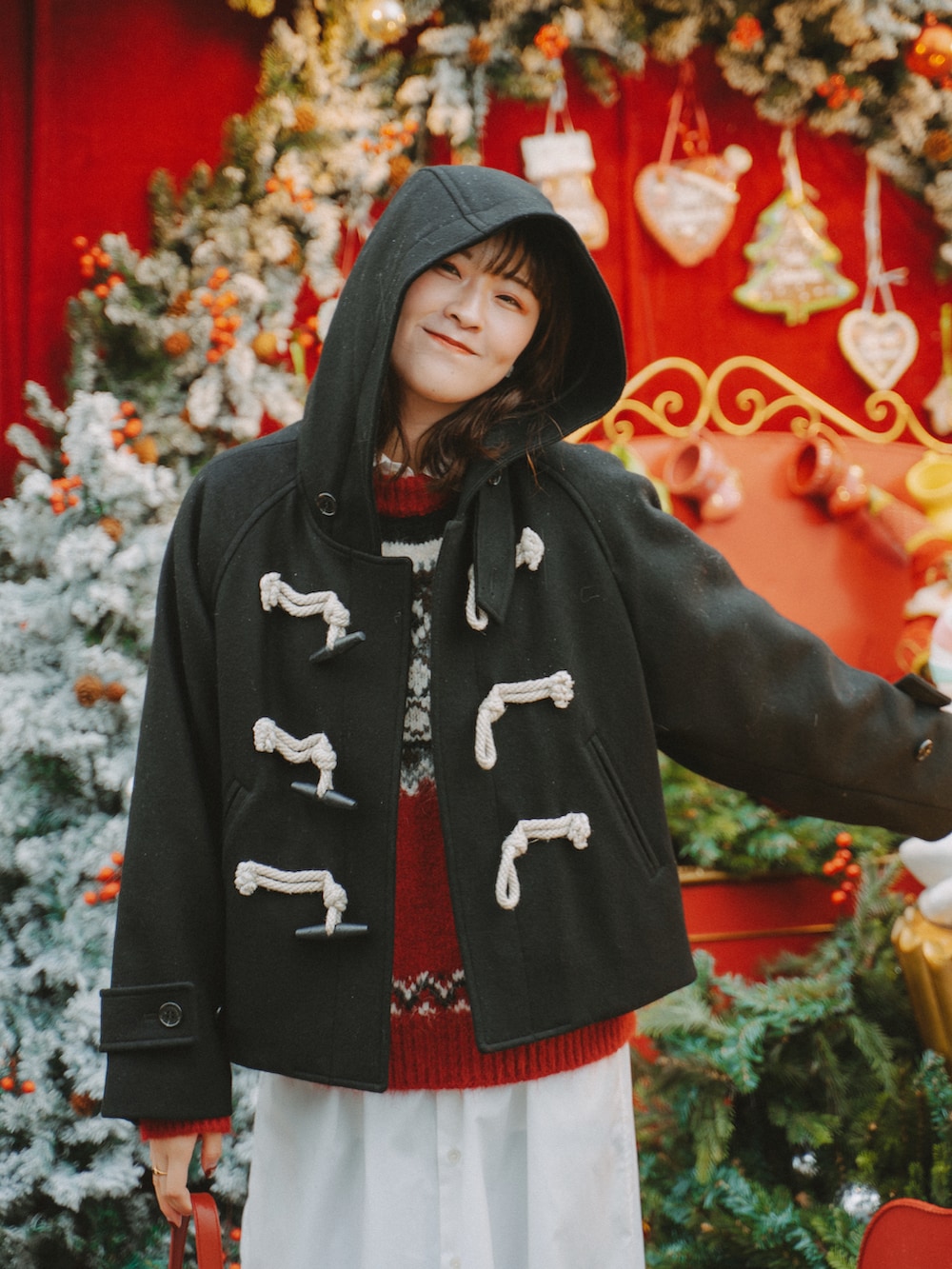 ホワイト系のワンピース/ドレス、レッド系のショルダーバッグ、ブラック系のバレエシューズを着用したレディースの冬コーディネートの2枚目の写真