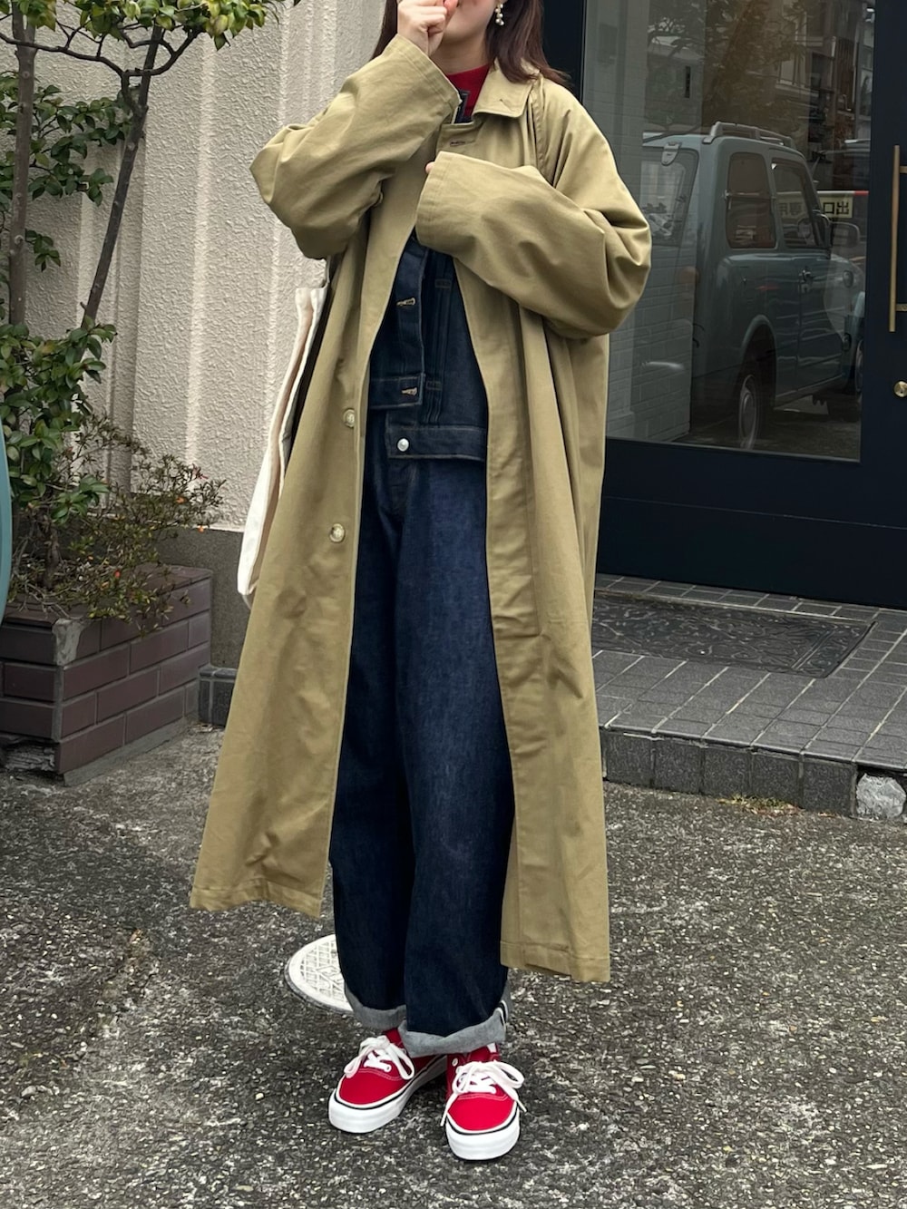 ブルー系のデニムパンツ、レッド系のスニーカー、ブルー系のデニムジャケットを着用したレディースの春コーディネートの2枚目の写真