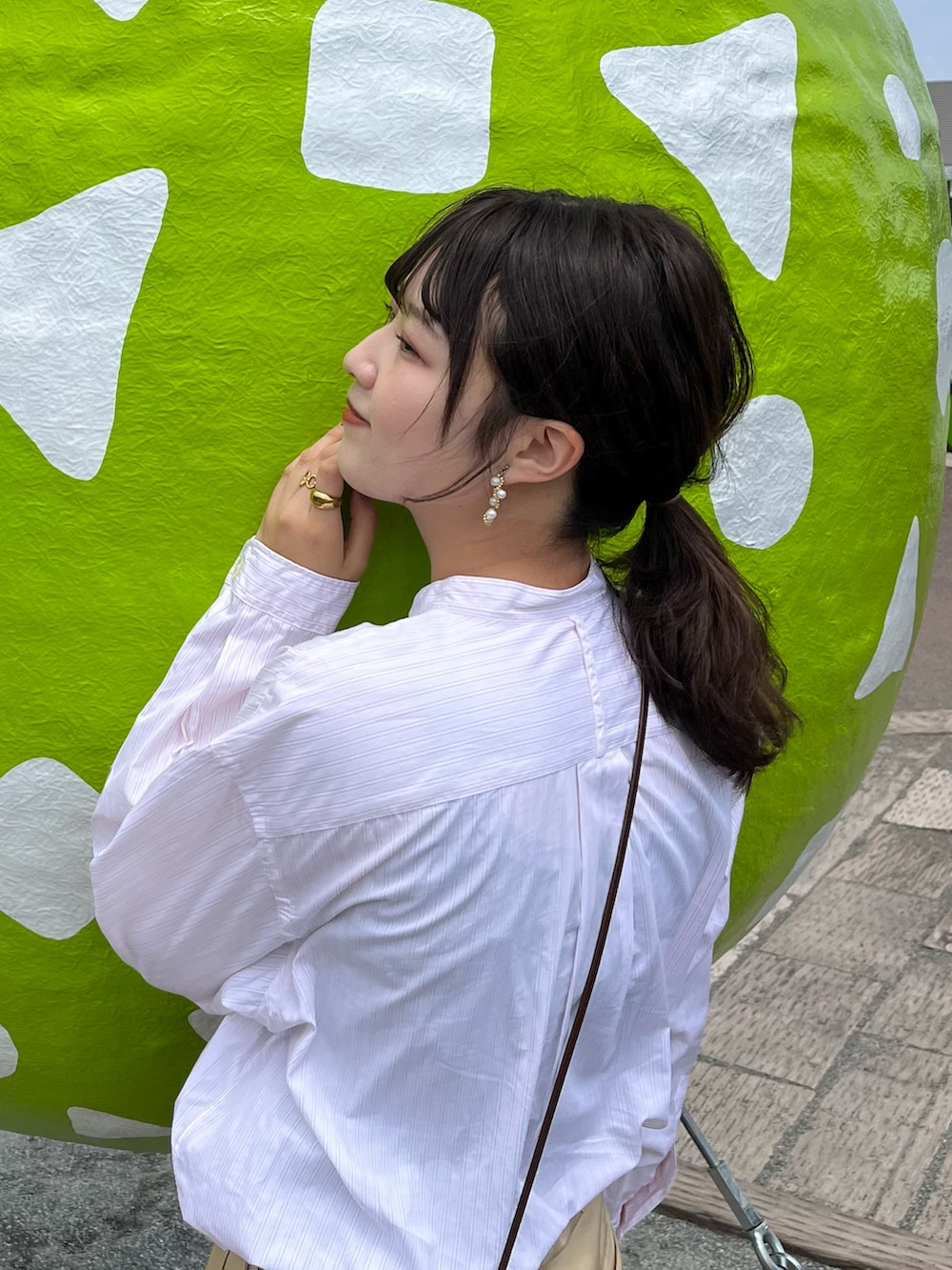 ベージュ系のチノパンツ、ピンク系のシャツ/ブラウス、ブラウン系のドレスシューズを着用したレディースの冬コーディネートの2枚目の写真