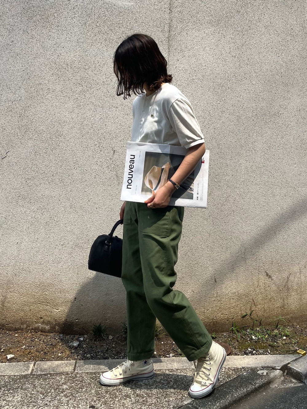 グリーン系のその他パンツ、ホワイト系のTシャツ/カットソー、ベージュ系のスニーカーを着用したレディースの夏コーディネートの2枚目の写真