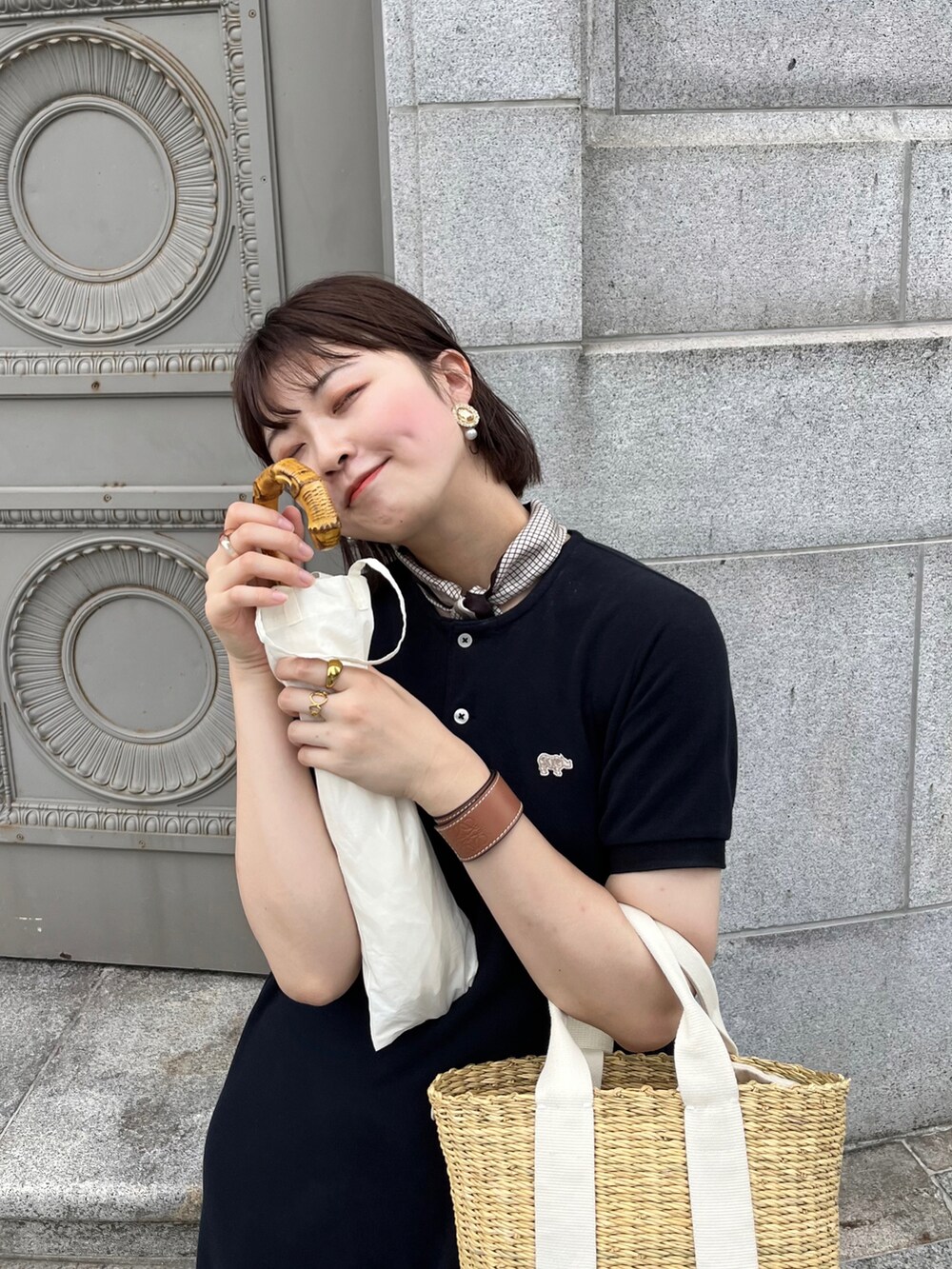 ブラック系のローファー、ホワイト系のトートバッグ、ブルー系のワンピースを着用したレディースの夏コーディネートの2枚目の写真