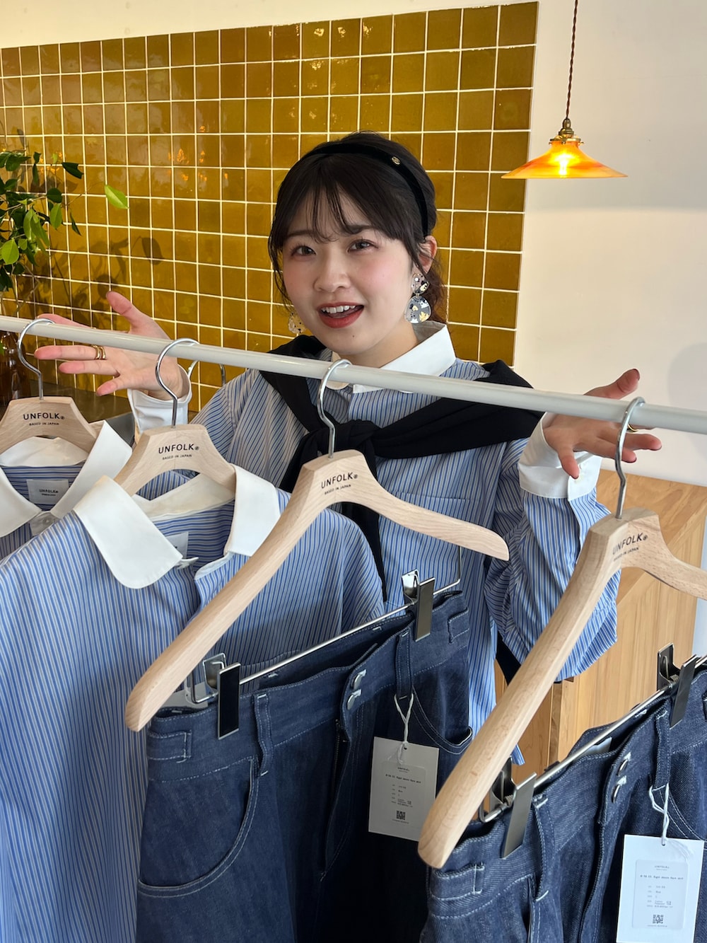 ベージュ系のチノパンツ、ブラック系のバレエシューズ、ブルー系のシャツ/ブラウスを着用したレディースの冬コーディネートの3枚目の写真