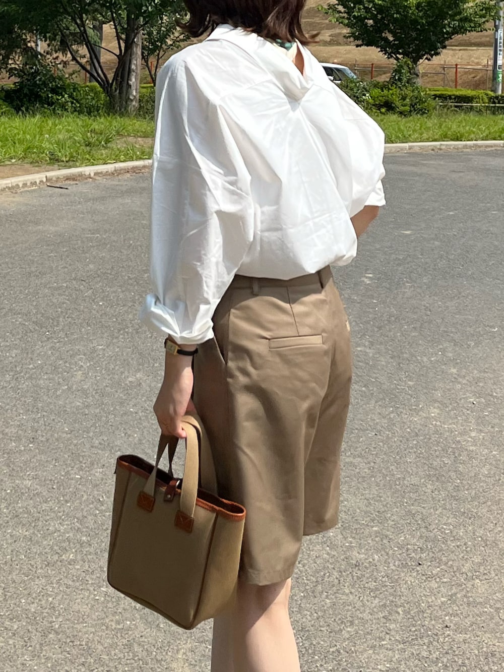 ホワイト系のサンダル、ベージュ系のその他パンツ、グリーン系のトートバッグを着用したレディースの夏コーディネートの2枚目の写真
