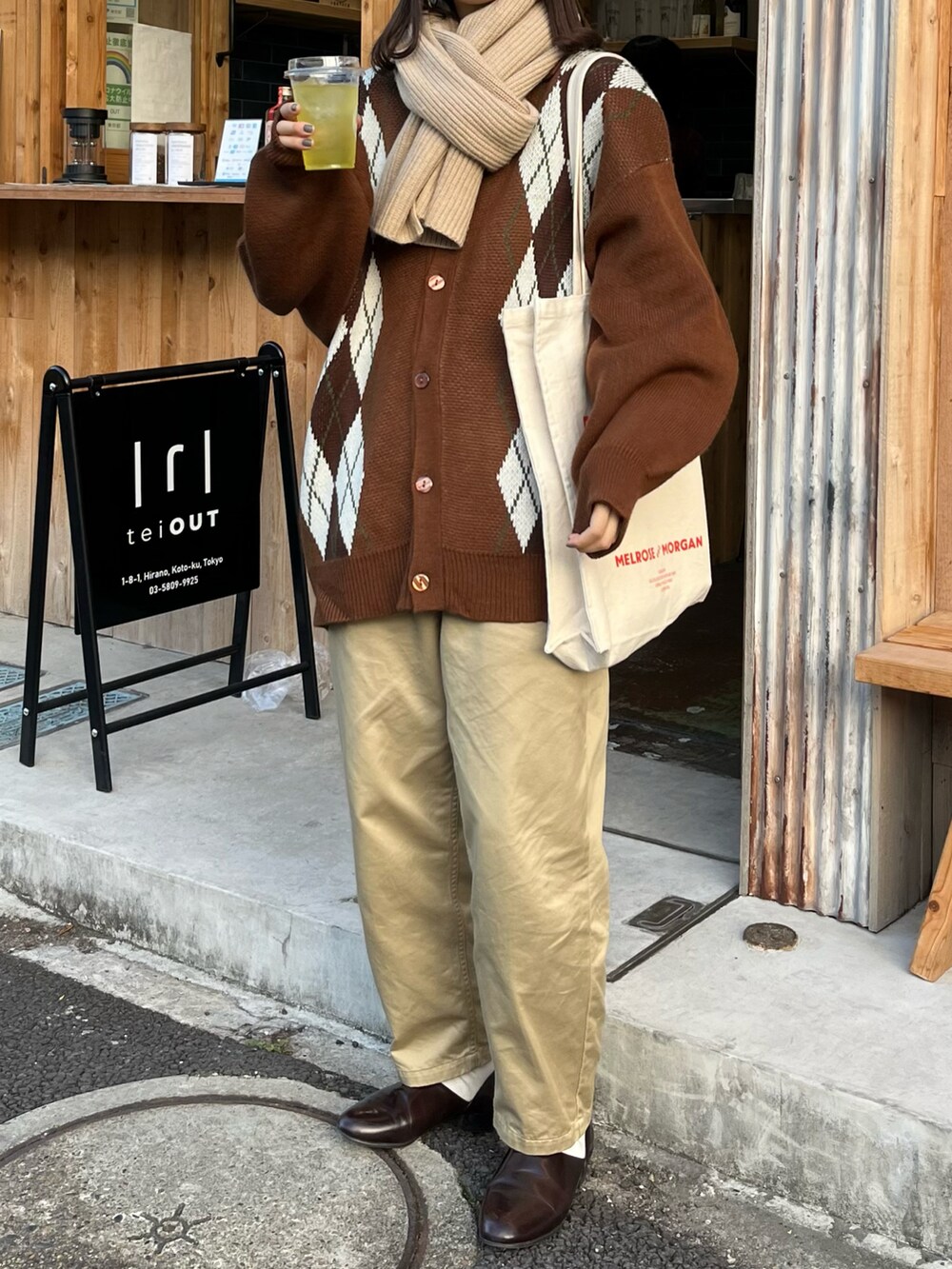 ブラウン系のカーディガン/ボレロ、ブラウン系のドレスシューズを着用したレディースの秋コーディネートの2枚目の写真
