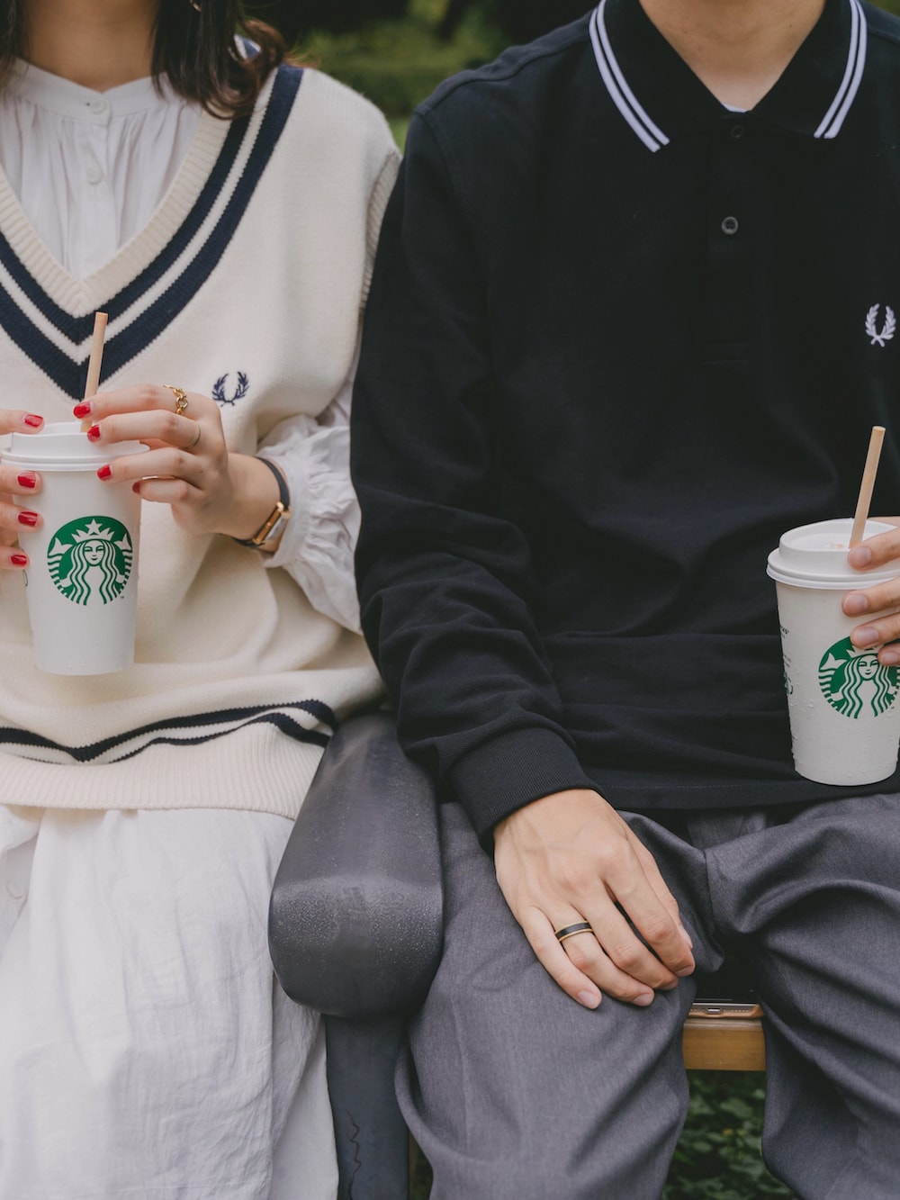 ブラック系のローファー、ブラック系のトートバッグ、ホワイト系のワンピースを着用したレディースの秋コーディネートの2枚目の写真