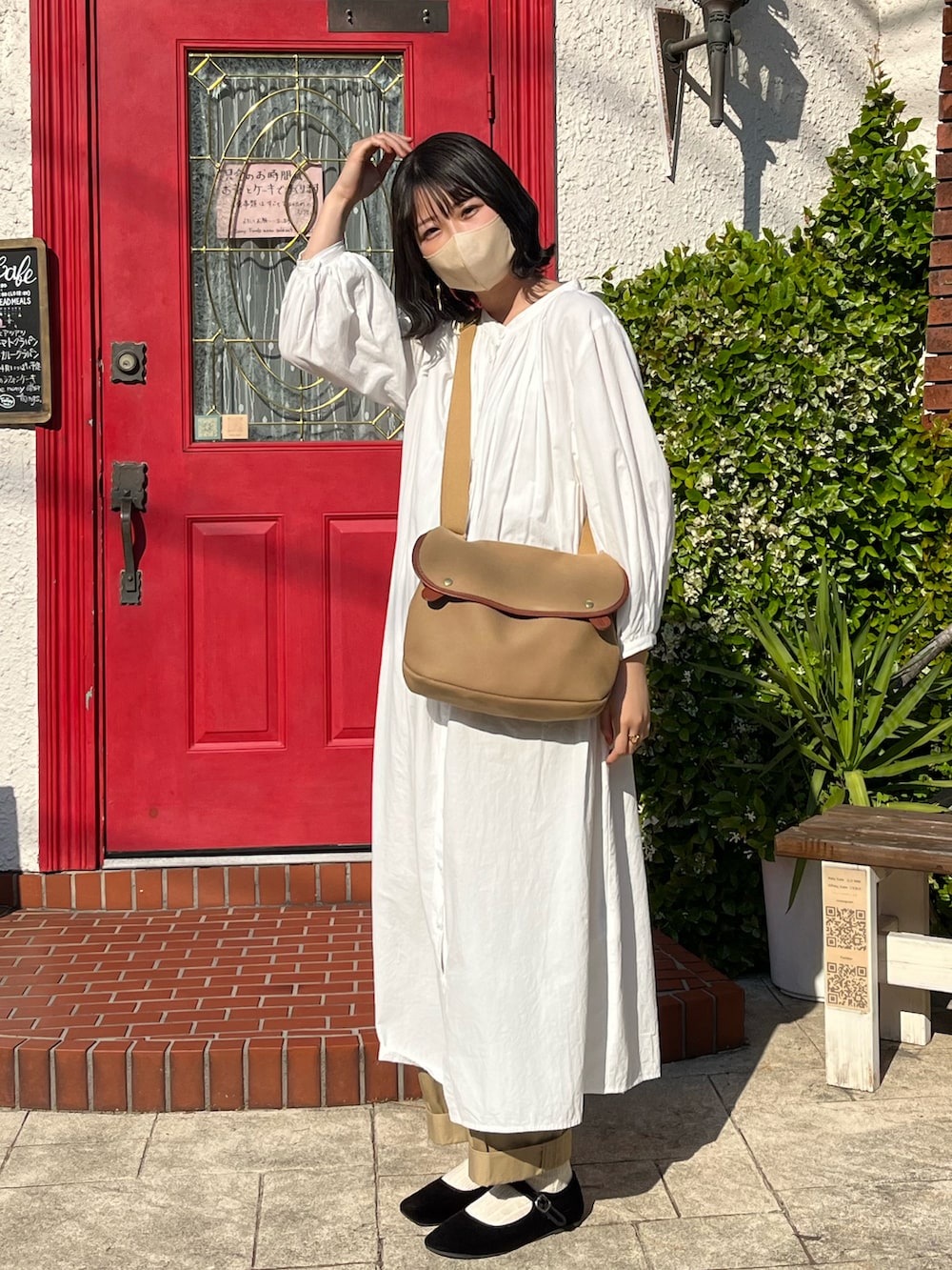 ベージュ系のショルダーバッグ、ホワイト系のワンピース、ブラック系のバレエシューズを着用したレディースの春コーディネートの2枚目の写真