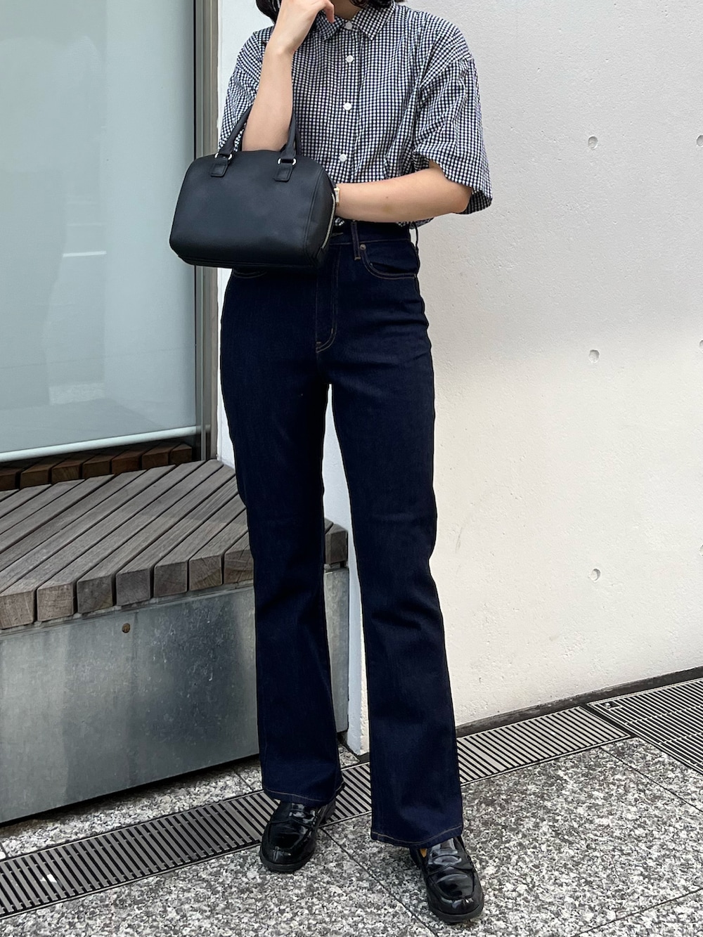 「ユニクロ、ハイウエストパンツ、ハイウエスト、シンプル、シャツスタイル、シャツコーデ、プチプラ、大人かわいい、夏コーデ、骨格ストレート、デニム、デニムパンツ、チェック、休日コーデ、ハンドバッグ」｜「UNIQLOのアイテム（デニムパンツ、ブルー系）」を使った、おはなさん（レディース・168cm）の夏コーディネートの2枚目の写真