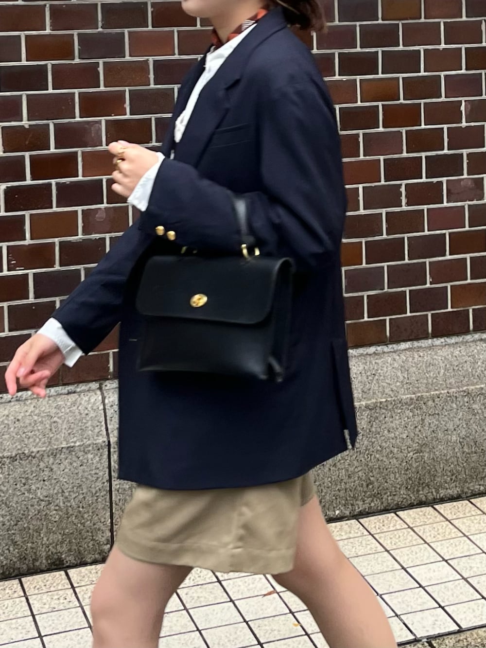 ブルー系のテーラードジャケット、ベージュ系のその他パンツ、ブラック系のショルダーバッグを着用したレディースの秋コーディネートの2枚目の写真